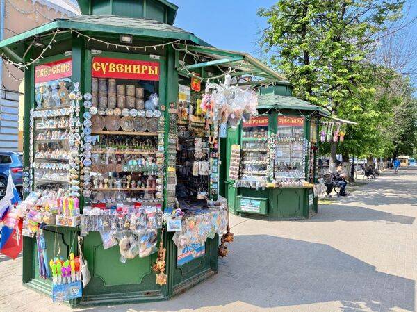 Сувениры на бульваре Радищева в Твери