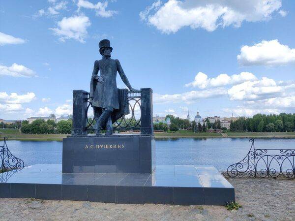 Памятник Пушкину на набережной, рядом с путевым дворцом в Твери