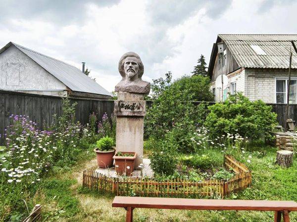 Острогожск, памятник в доме-музее Крамского