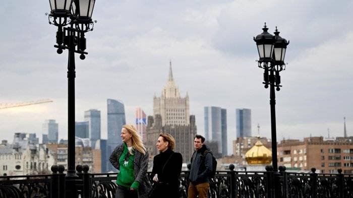 Люди во время прогулки в Москве