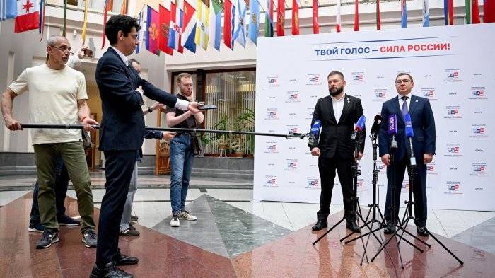 Секретарь Генерального совета партии Единая Россия Владимир Якушев и заместитель генерального директора ВГТРК, Герой России Евгений Поддубный перед началом заседания ЦИК РФ. 21 июля 2026 года