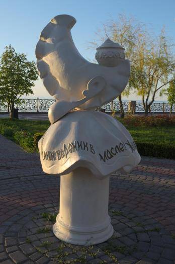 Памятник варенику в Ейске 