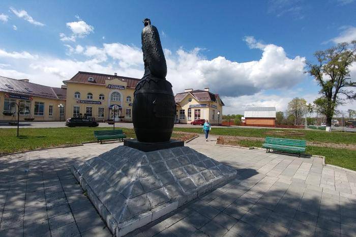 Памятник огурцу в Луховицах