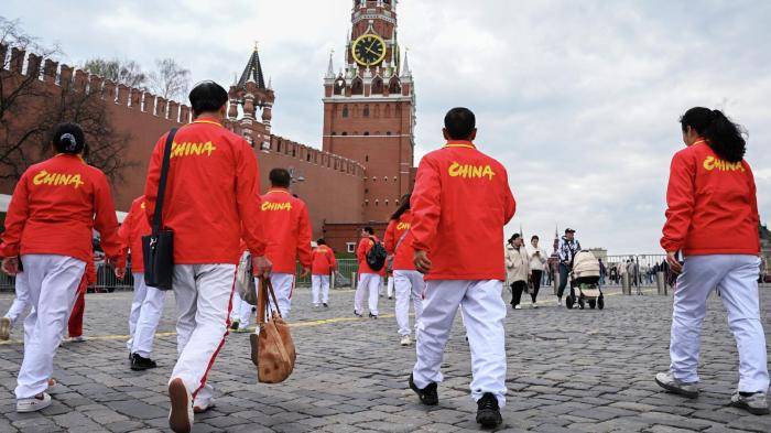 Туристы на Красной площади в Москве