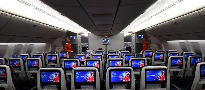 Салон самолета Boeing 777 авиакомпании Аэрофлот на территории Международного аэропорта Шереметьево имени А. С. Пушкина