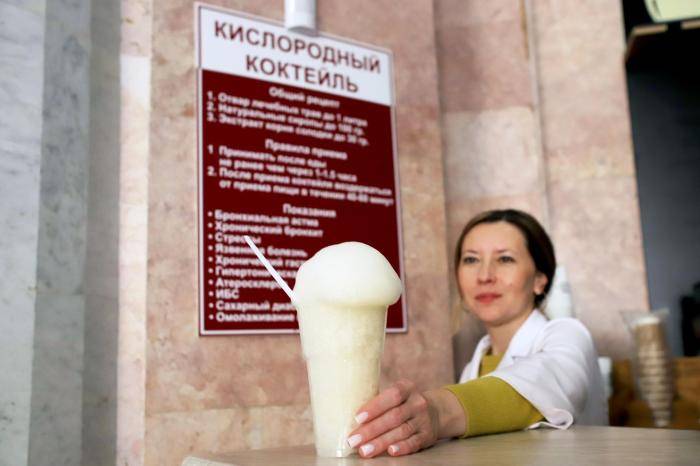 Сотрудница кисловодской бальнеолечебницы Октябрьские ванны предлагает стакан кислородного коктейля