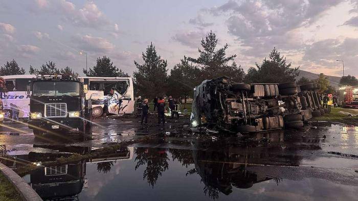 Последствия ДТП с участием автобуса и бензовоза в провинции Кайсери в Турции