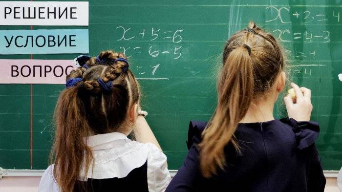 Ученицы на уроке математики