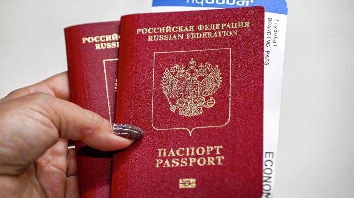 Российские паспорта и посадочный в руках у пассажира