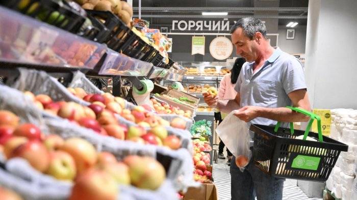 Покупатель выбирает товар