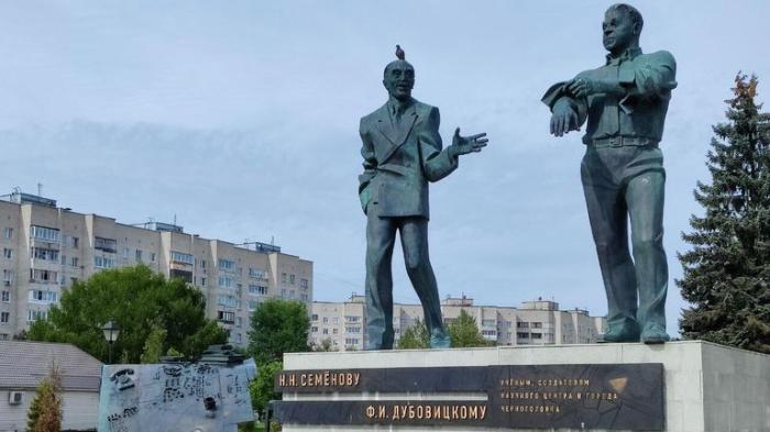 Черноголовка. Памятник основателям наукограда