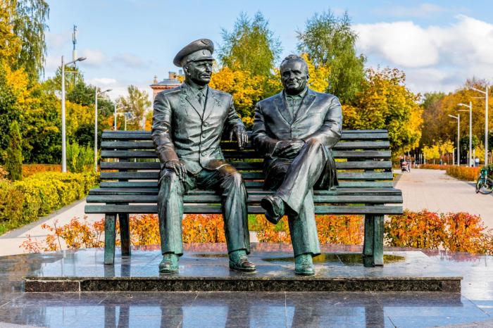 Памятник первооткрывателям космоса Королёву и Гагарину на центральной площади в Королеве
