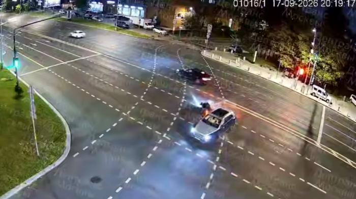 Момент ДТП с участим мотоциклиста в Москве. Кадр видео
