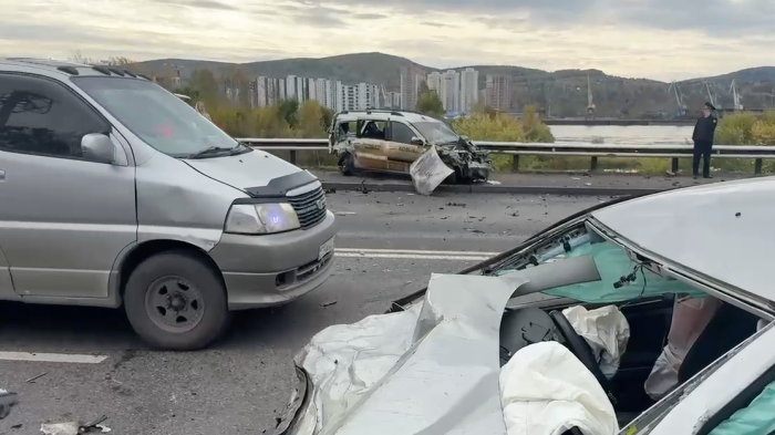 Последствия массового ДТП в Красноярске. Кадр видео