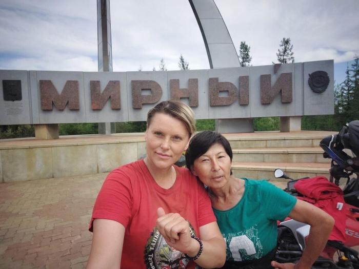 С женщиной, угостившей огурцами на въезде в Мирный