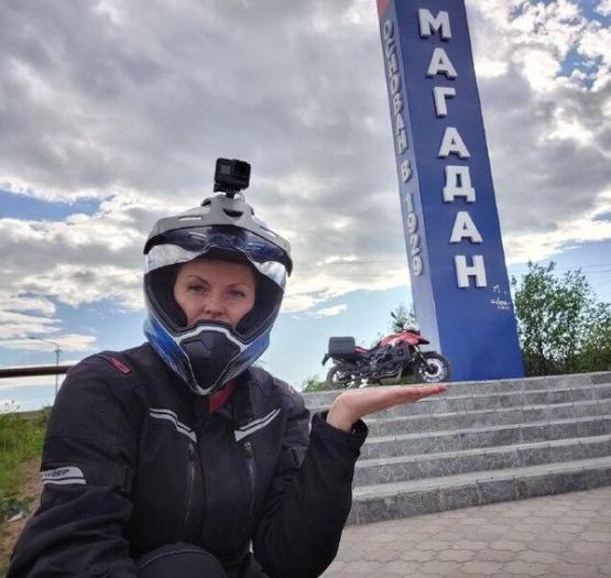 Татьяна у стелы города Магадан