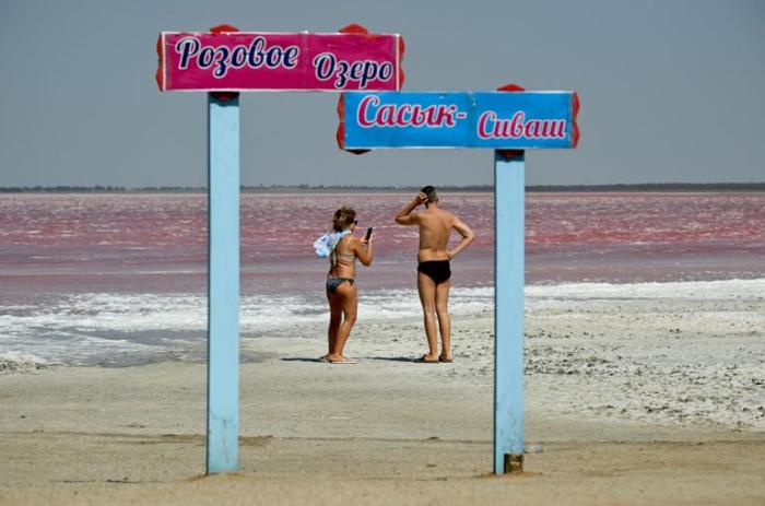 Туристы на озере Сасык-Сиваш под Евпаторией в Крыму
