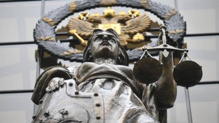 Статуя богини Фемиды у здания Верховного суда России в Москве