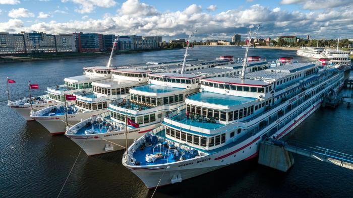 Туристические теплоходы у причала Уткина Заводь в Санкт-Петербурге