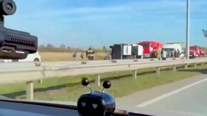 Автобус с пассажирами опрокинулся на бок из-за ДТП на трассе в Татарстане