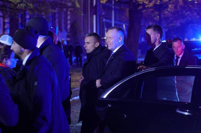 Президент Польши устроил потасовку с судьями, а полиции приказали раздать пулеметы. Что происходит?