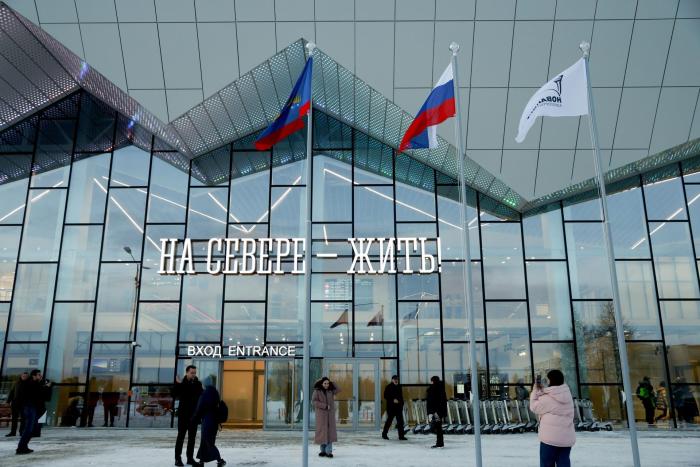 Пассажиры у нового терминала аэропорта Мурманска