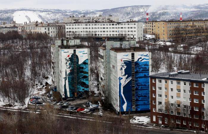 Муралы солдата и матроса на проспекте Героев-Североморцев в Мурманске