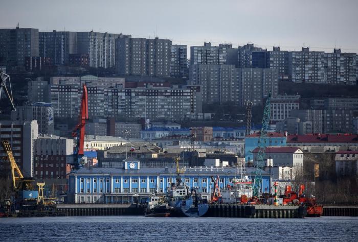 Мурманский морской вокзал, расположенный на восточном берегу Кольского залива Баренцева моря, напротив производственной площадки компании РусГазШельф в поселке Абрам-мыс