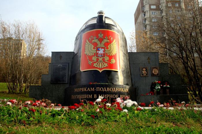Фрагмент ходовой рубки атомной подводной лодки Курск на мемориале Морякам-подводникам, погибшим в мирное время в Мурманске