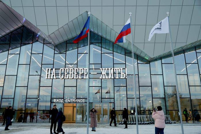 Пассажиры у нового терминала аэропорта Мурманска