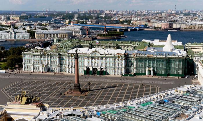 Вид на Дворцовую площадь и Государственный Эрмитаж в Санкт-Петербурге