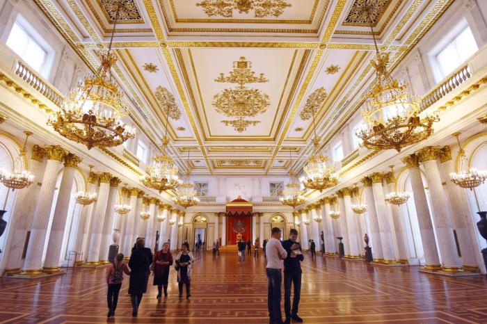 Посетители в Георгиевском зале Государственного Эрмитажа в Санкт-Петербурге