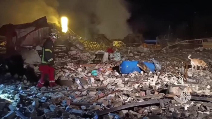 Последствия пожара на заводе по производству петард в Ярославской области. Кадр видео