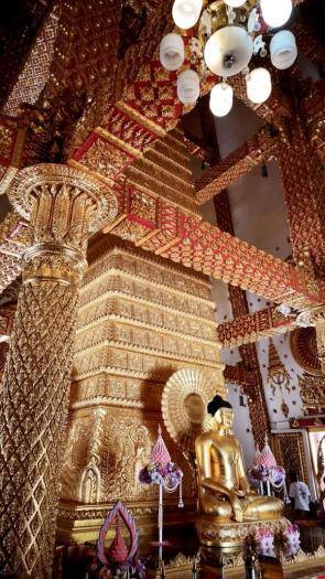Внутри храма Wat Phra That Nong Bua
