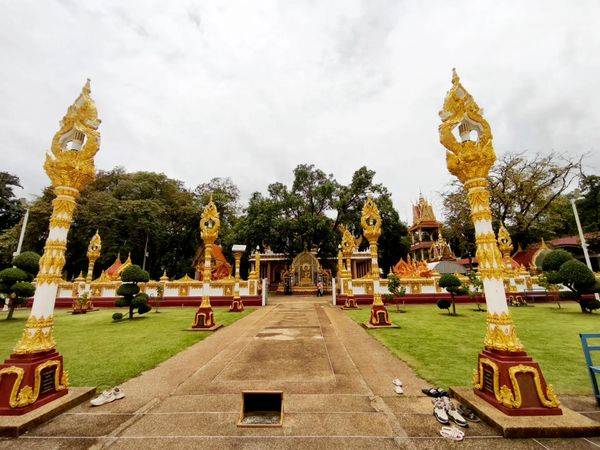 Территория вокруг храма Wat Phra That Nong Bua
