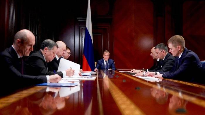 Заместитель председателя Совета безопасности РФ Дмитрий Медведев проводит в совещание по вопросам рассмотрения бюджета Государственной Думой РФ